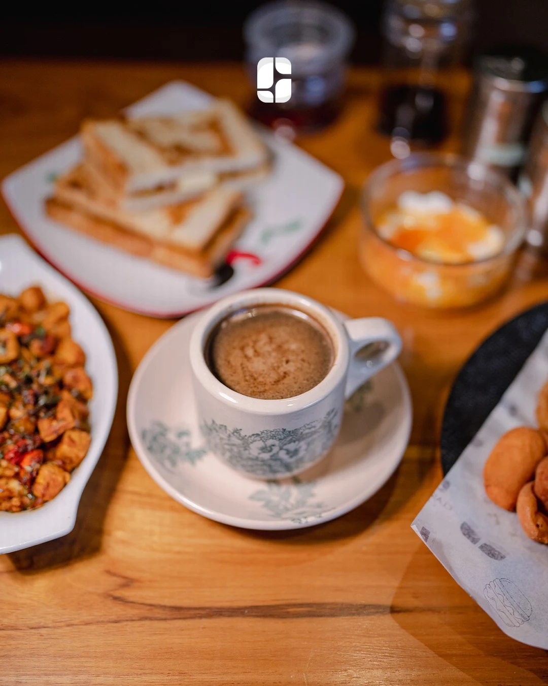 Kopi dan toast di meja sarapan Classico